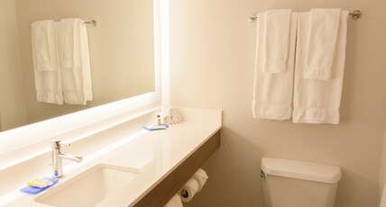 Holiday Inn Express & Suites Worthington, an IHG Hotel Room Type - 2 Queen Beds Standard Comm Access Tub