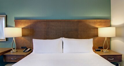 Staybridge Suites TORONTO - VAUGHAN SOUTH Room Type - 1 King Studio Suite Sofa Bed Accessible