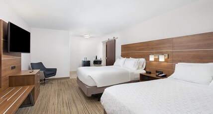 Holiday Inn Express WILLIAMSBURG Room Type - 2 Queen Standard Mobility Accessible Tub