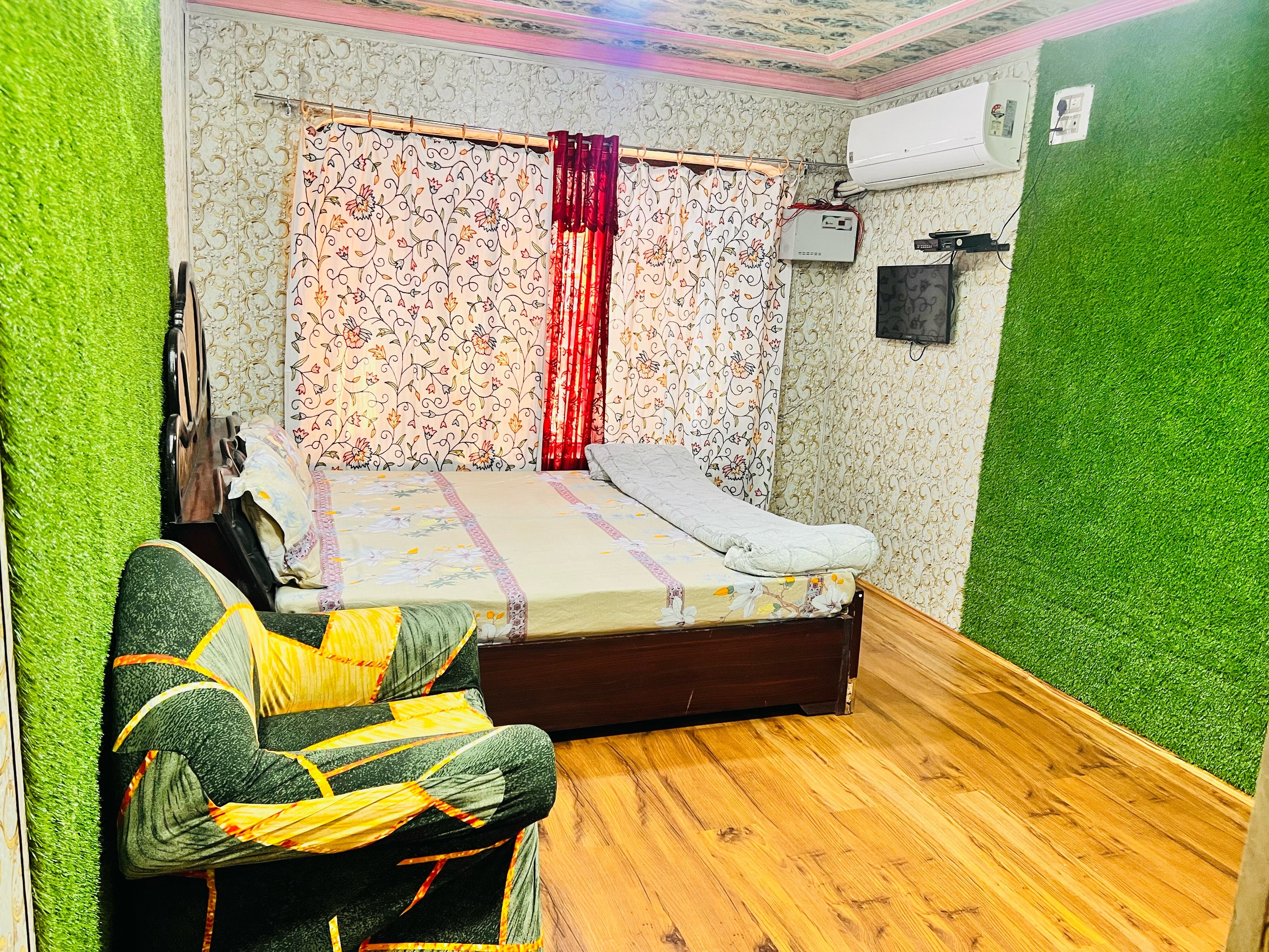 Ocean - Tap to explore photos