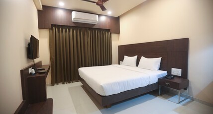 Hotel Central Avenue Room Type - Super Deluxe Room King Bed