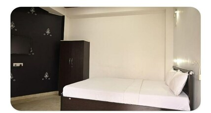 Laxmi Guest House Jadavpur Room Type - Deluxe Rooms