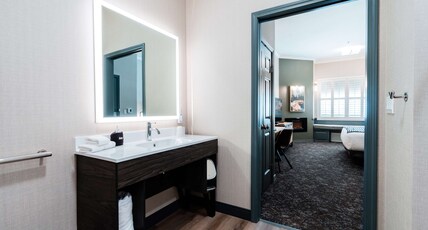 Hotel NoBo Cascade, Tapestry Collection by Hilton Room Type - 1 KING MOB ACC TUB