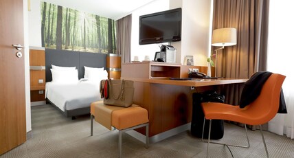 NOVOTEL ERLANGEN Room Type - Executive Room with 1 queen-size bed and sofa NOVOTEL ERLANGEN Room Type - Executive Room with 1 queen-size bed and sofa