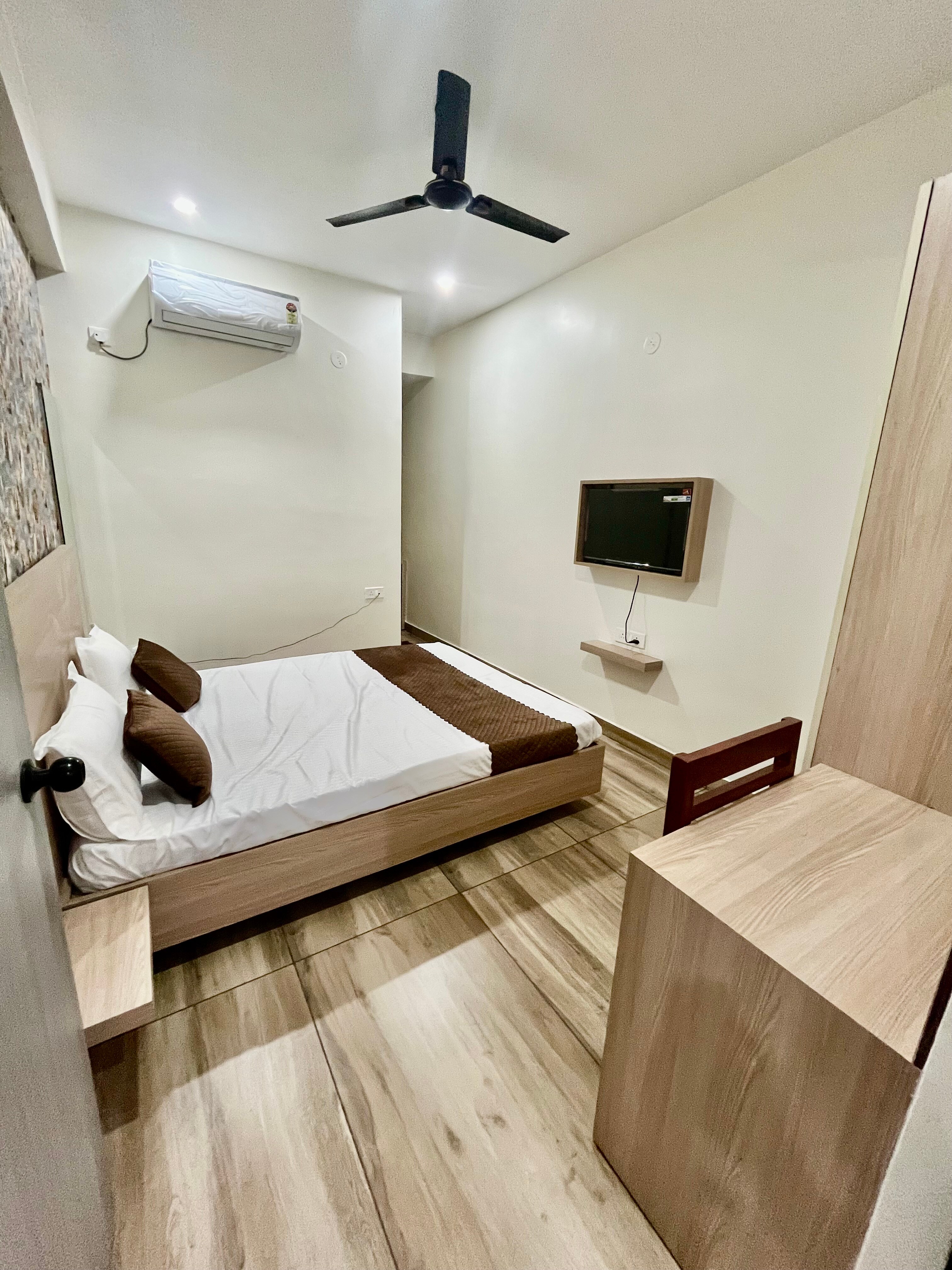 Deni|| Family Comfort Stay - Tap to explore photos