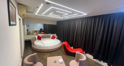 Aundh Elite Stay Room Type - Super Deluxe Room With Rounded Bed