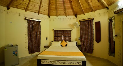 SHYAM HOMESTAY Room Type - Super Deluxe AC Bhunga