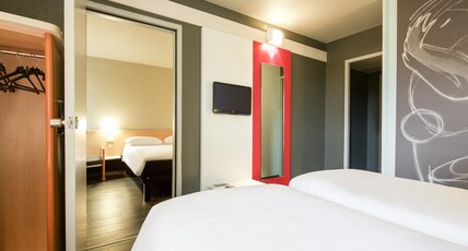 ibis Pau Lescar Room Type - Standard Room with one double bed and one single bed ibis Pau Lescar Room Type - Standard Room with one double bed and one single bed