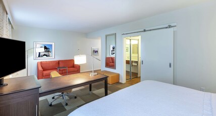 Hampton Inn & Suites Houston North IAH, TX Room Type - 1KN STDO MIC FRIDG WTBR NS