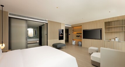 EVEN Hotel QINGDAO LAOSHAN Room Type - 1 King Suite Smart Fitness Mirror