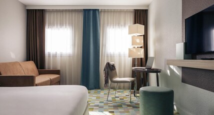 Hotel Mercure Marne la vall Room Type - Classic Room with large queen-size bed