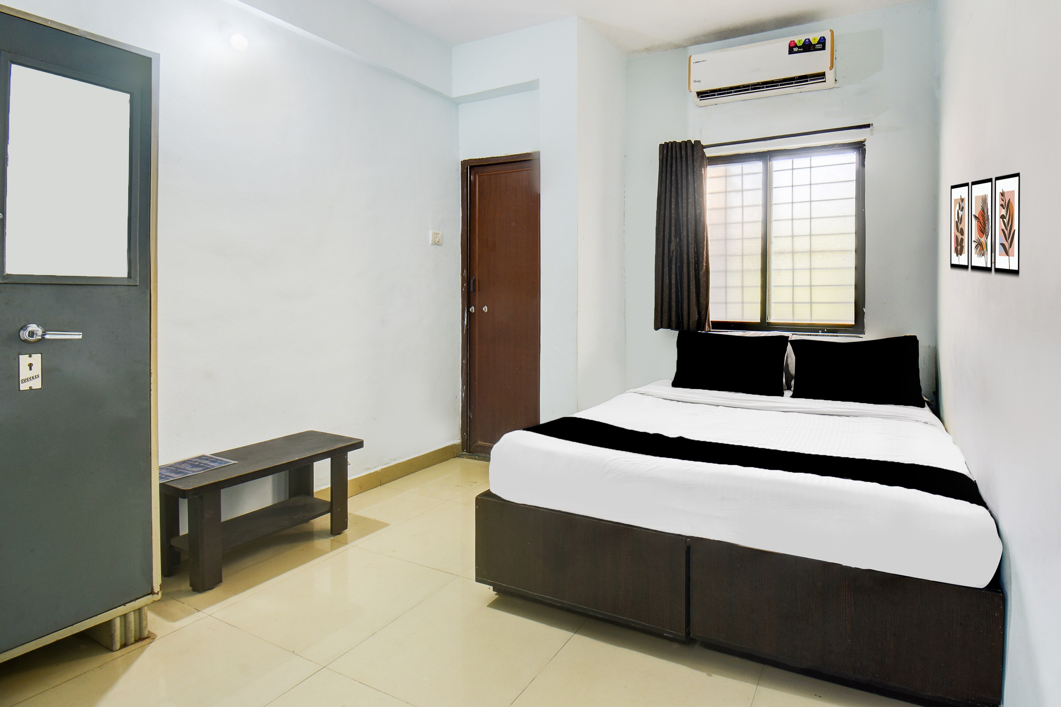 Flagship OYO Hotel Happy Stay - Tap to explore photos