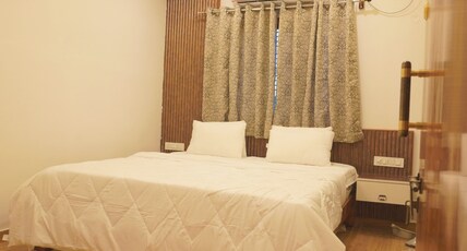 Dayanand Residency Lodge Room Type - Deluxe King Room