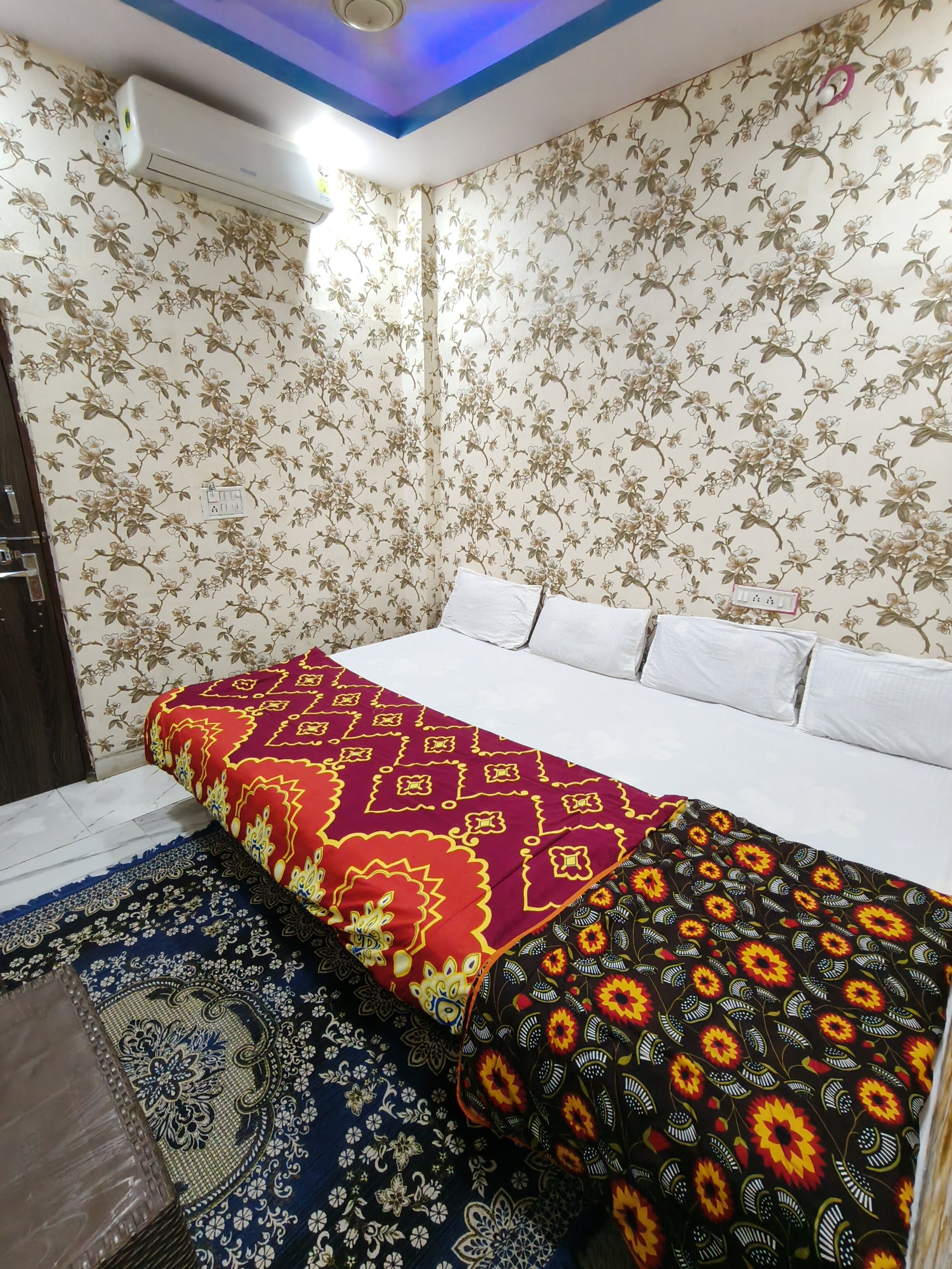Ujjain Mahakal Dwar Hotel Cum Homestay (Opposite Shri Nandi Dwar Main Gate - Mahakal Corridor) - Tap to explore photos