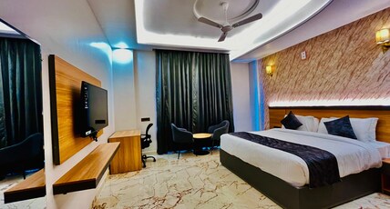 The Grand Oasis Hotel and Resort Room Type - Deluxe King Room