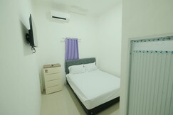 Hotel O Qq Kost Near Pantai Kebesaran Beach