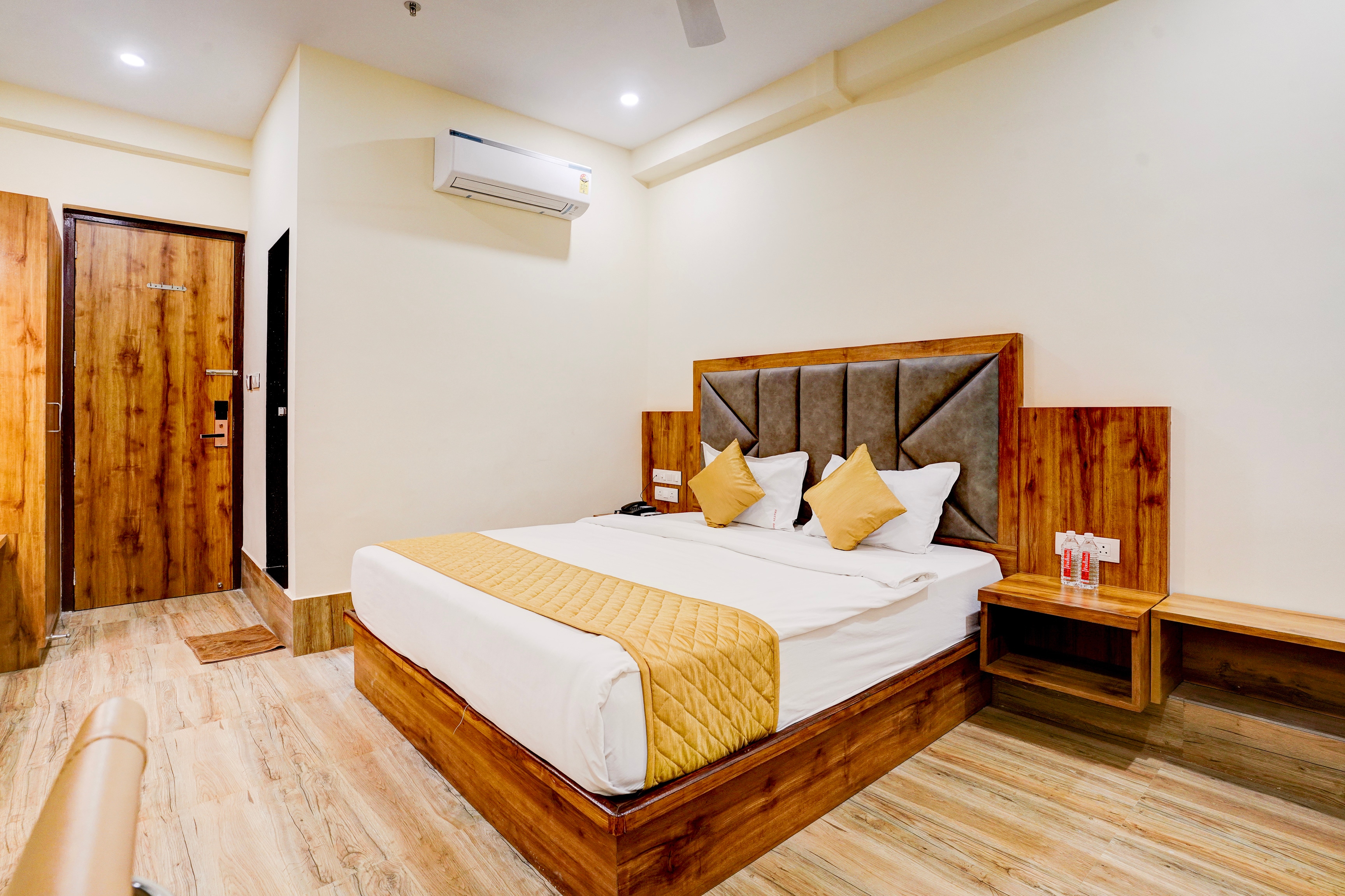 Hotel Breeze Bay - Bandra Kurla Complex (BKC), Mumbai - Tap to explore photos