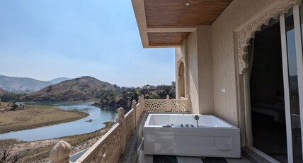 Trulyy The Kanooja Palace (Lake Facing) Room Type - Premium Suite with Jacuzzi