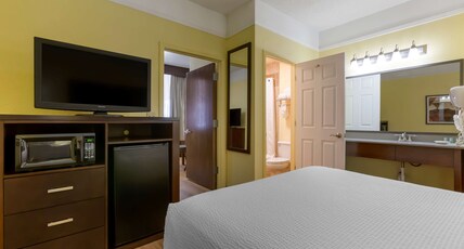 Best Western Phoenix Goodyear Inn Room Type - 1 Queen Bed, Non-Smoking, Mini Suite, PoolCourtyard View, Sofabed, High Speed Internet Access, Wet B Best Western Phoenix Goodyear Inn Room Type - 1 Queen Bed, Non-Smoking, Mini Suite, PoolCourtyard View, Sofabed, High Speed Internet Access, Wet B
