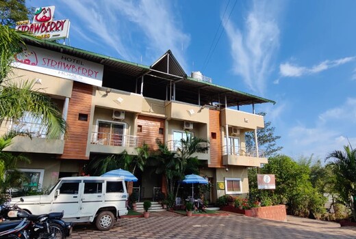 Hotel Strawberry Homes - Near Mapro Garden