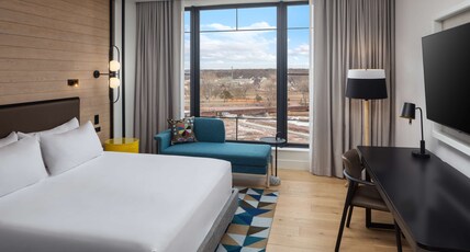 Canopy by Hilton Sioux Falls Downtown Room Type - FALLS PARK VW 1 KING BED