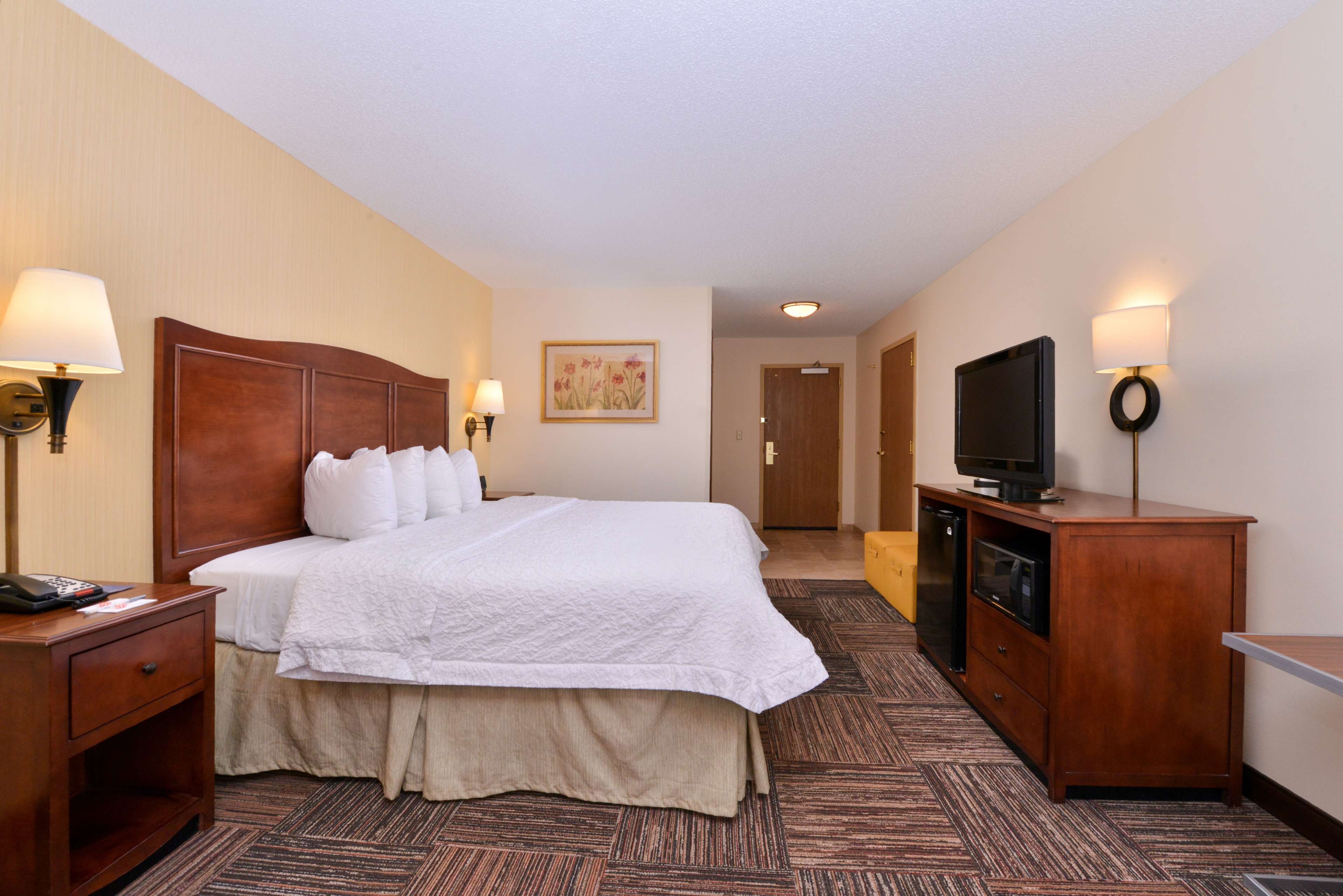 Hampton Inn by Hilton Elkhart - Tap to explore photos
