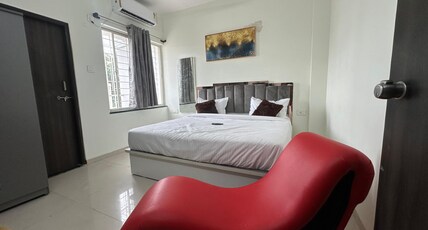 Hotel Yellow House Room Type - Deluxe Room With Square Bed