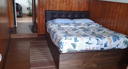 Russell Homestay || Free parking  Room Type - 102 - Cozy Room with Balcony