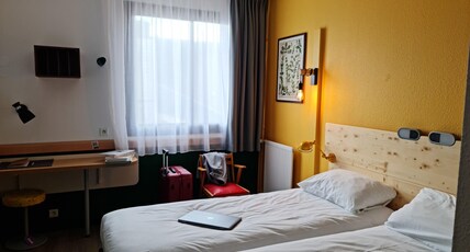 Greet Hotel Evreux Centre Room Type - POP Room with 2 single beds