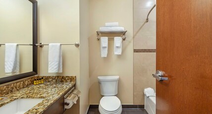 Best Western Plus Peace River Hotel & Suites Room Type - 1 King Bed, Mobility Accessible, Bathtub, Non-Smoking, Full Breakfast