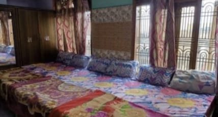Kashi Annapurna Paying Guest House Room Type - Deluxe AC Room 6 Bed