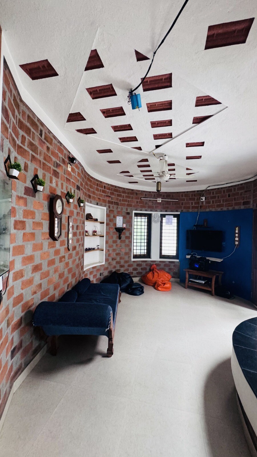 ESCAPE INN - Tap to explore photos