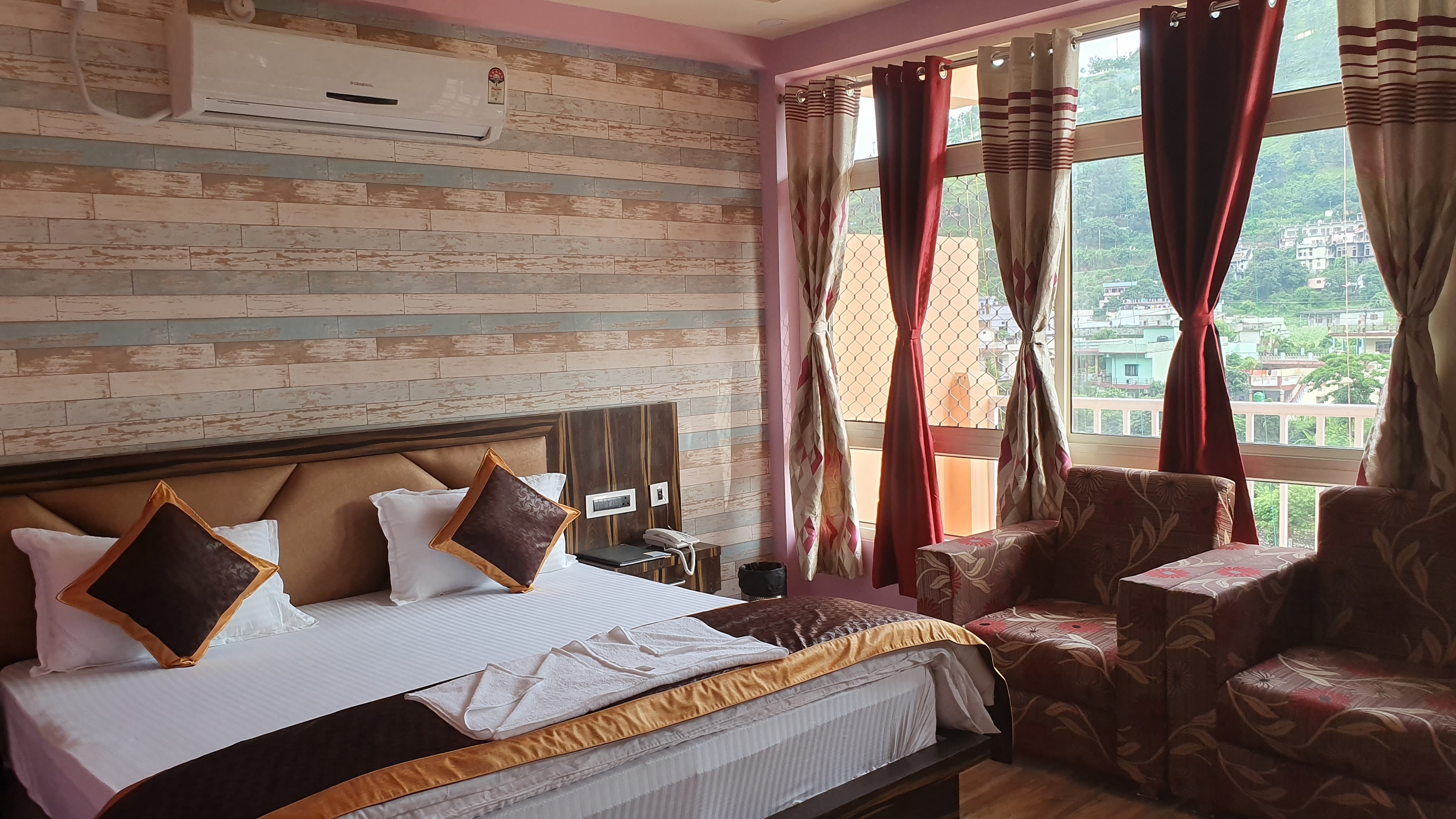 HOTEL SHRI BAGNATH PALACE, Bageshwar - Tap to explore photos