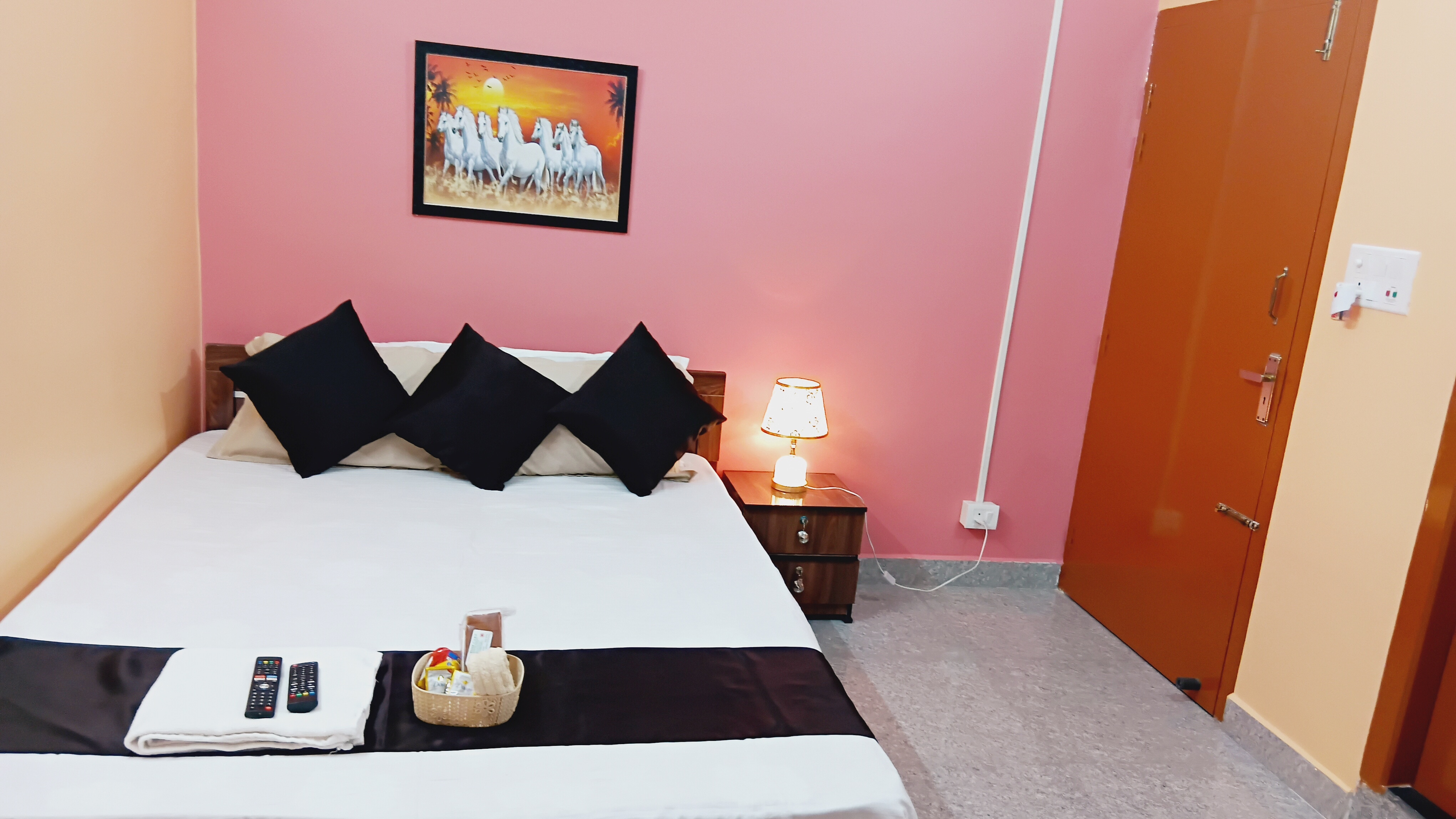 Nili's Homestay - Tap to explore photos