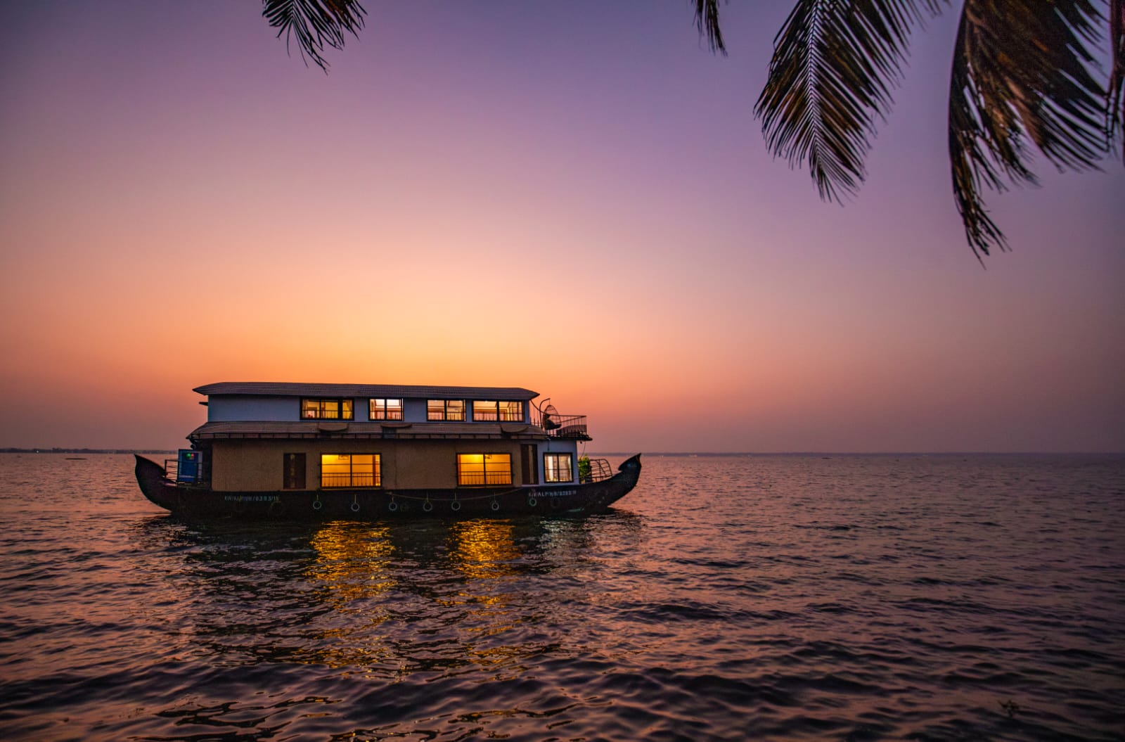 Cee Pee - Luxury Private Houseboats - Tap to explore photos