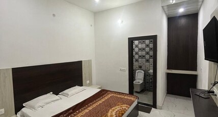 KANHA KUNJ RESIDENCY Room Type - Deluxe King Bed Room