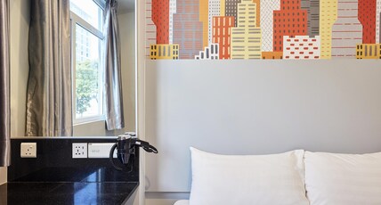 ibis budget Singapore Bugis Room Type - Superior Room with 1 double bed and 1 single bed