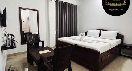 Hotel Zirora Room Type - Deluxe King
