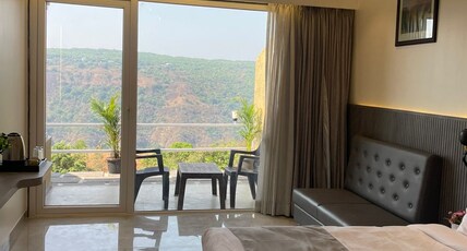 The Breeze Valley Hotel Room Type - Suite room with bathtub