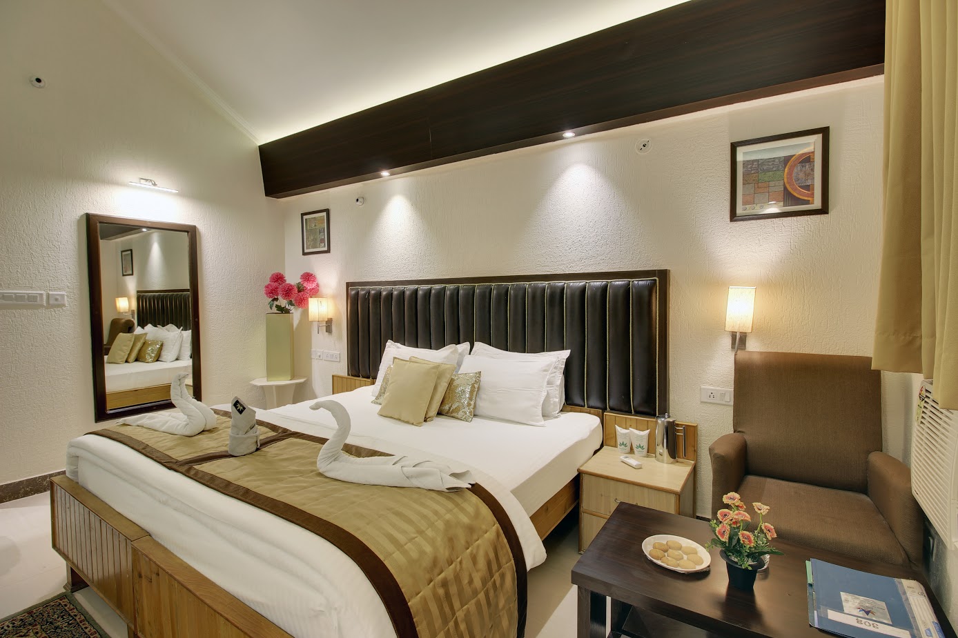 Hotel Harshikhar A Panoramic Lake view Property - Tap to explore photos