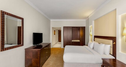 Hilton Alexandria Green Plaza Room Type - QUEEN GUEST ROOM