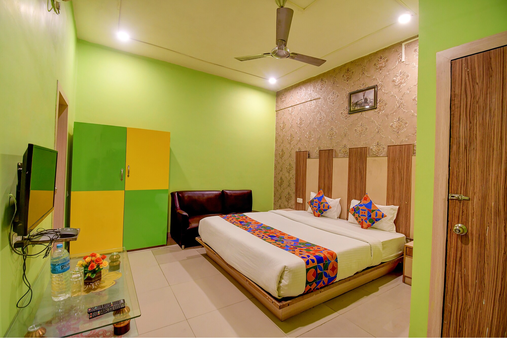 FabHotel Prime Rockstar Suites - Nr. Park Circus 7 Point - Tap to explore photos