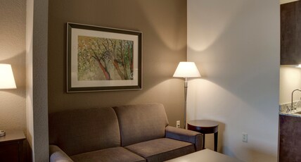 Holiday Inn Express & Suites Nevada, an IHG Hotel Room Type - 2 Queen Bed Suite Additional Living Area