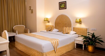 Hotel Alpine Continental Room Type - SUITE  WITH WINDOW(KING BED+1 Sofa cum BED)