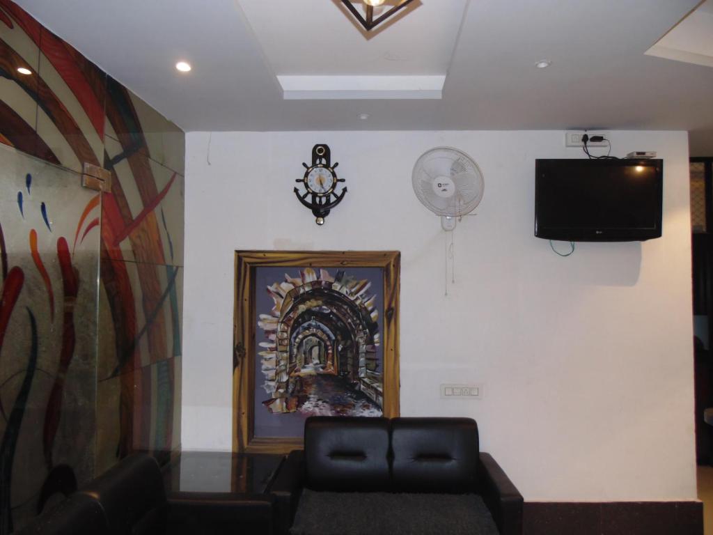 Hotel Ganesh - Tap to explore photos