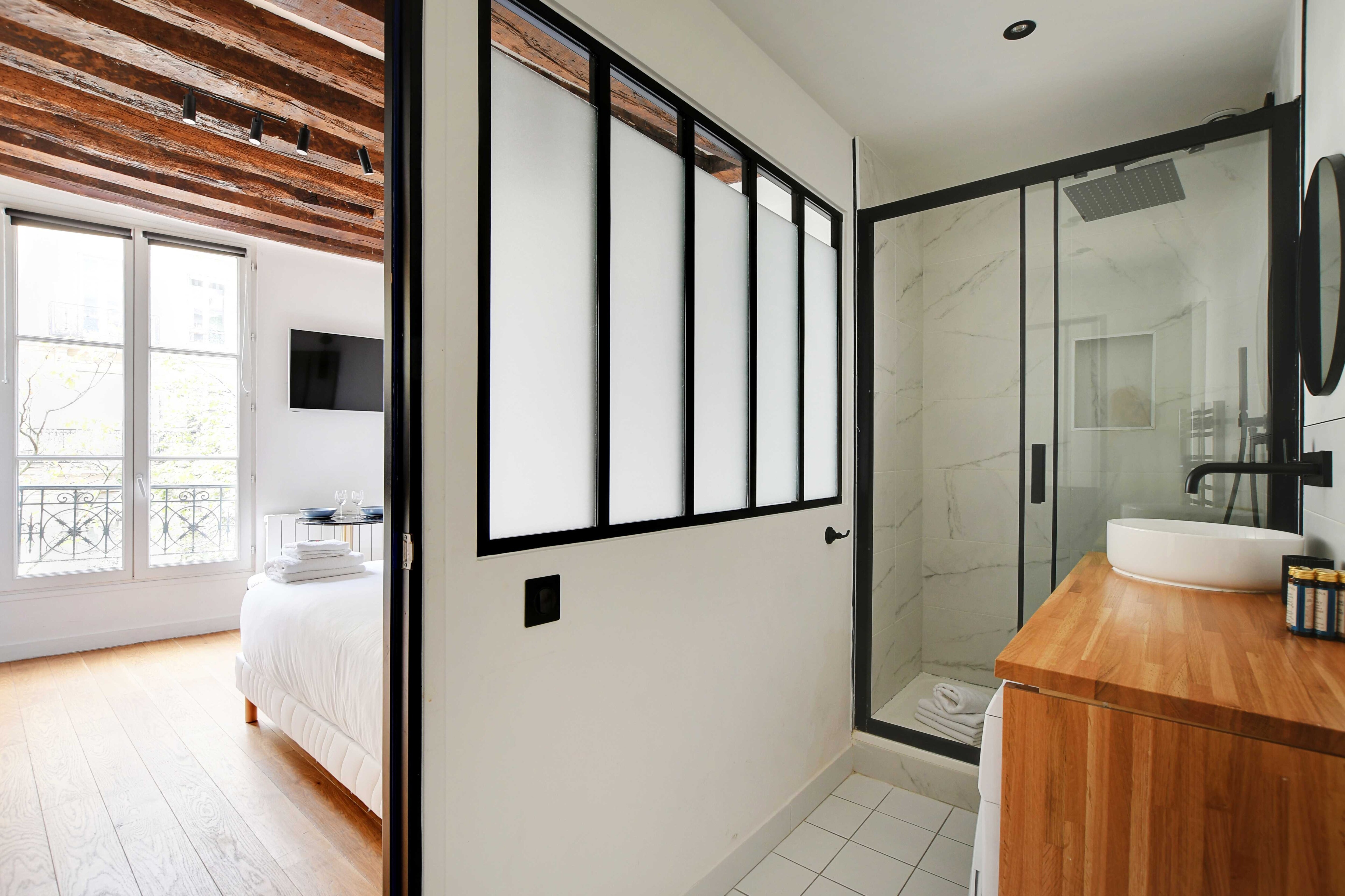 Charming studio for 2 people - Le Marais - Tap to explore photos