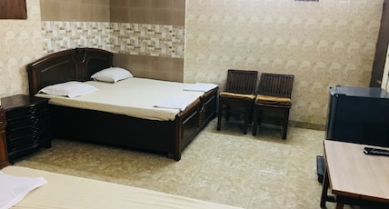 Royal Residency Guest House Room Type - Deluxe room