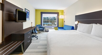 Holiday Inn Express Hotel & Suites Seaside Convention Center Room Type - 1 King Bed Standard Mountain View