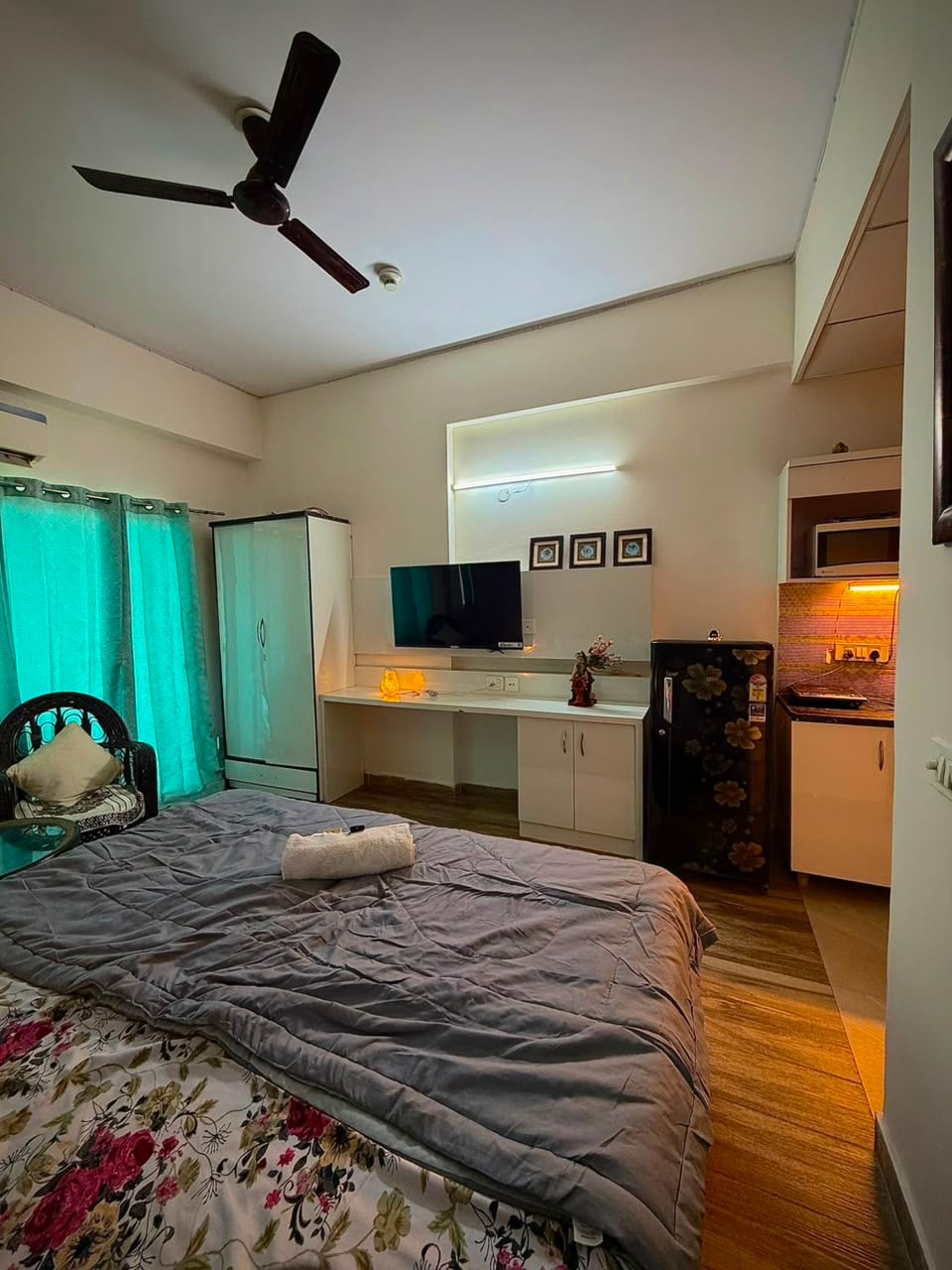 Nagar Luxuria - Paramount Golf Mart - Tap to explore photos