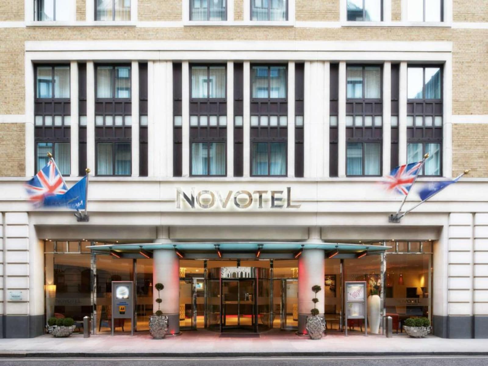 Novotel London Tower Bridge - Tap to explore photos